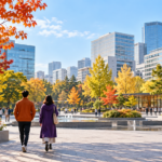 秋の都市広場へ歩く無地の上着を着た二人の後ろ姿