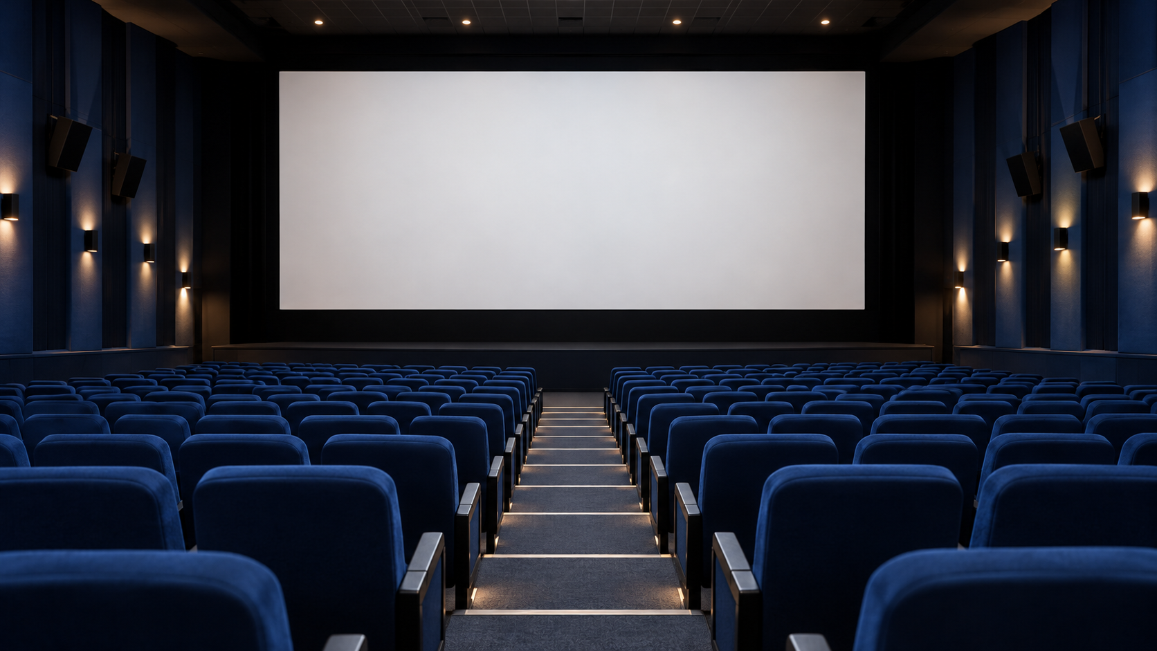 無地の映画スクリーンと座席を望む静かな上映室